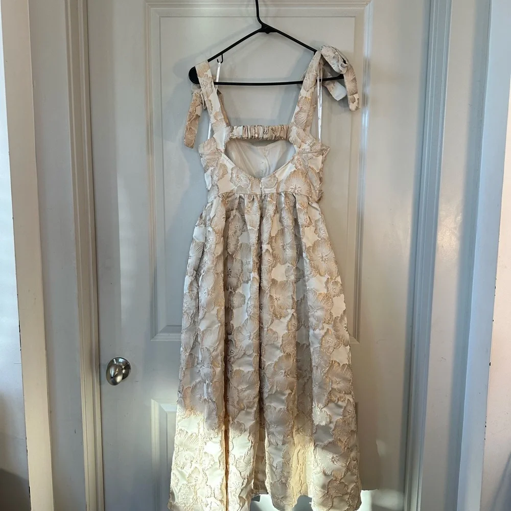 Lulu’s Cream & Gold Floral Jacquard Tie Strap Pockets Full Skirt MIDI Dress, S - Picture 5 of 14